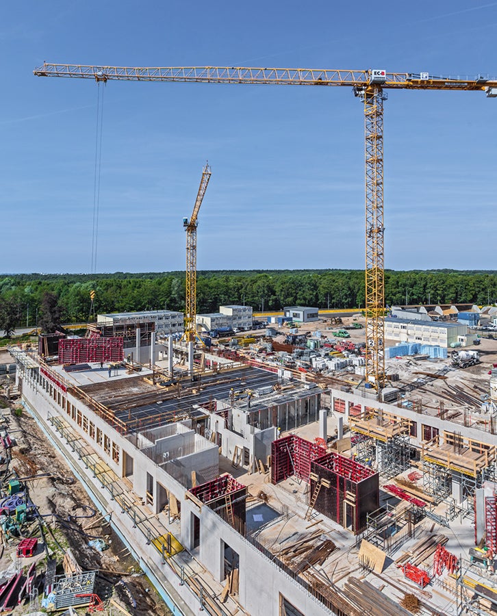 Insbesondere SKYDECK und MAXIMO sorgen für schnelle Schalzeiten bei der Herstellung der Geschossdecken und Wände.