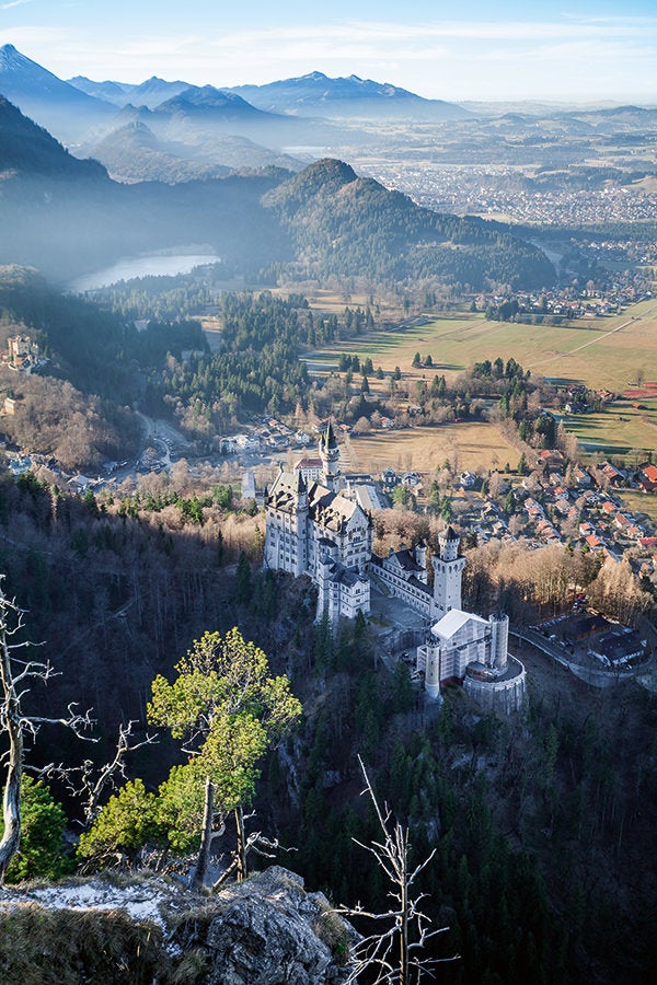 Il castello di Neuschwanstein, circondato da laghi e montagne, vanta una posizione unica in tutto il mondo