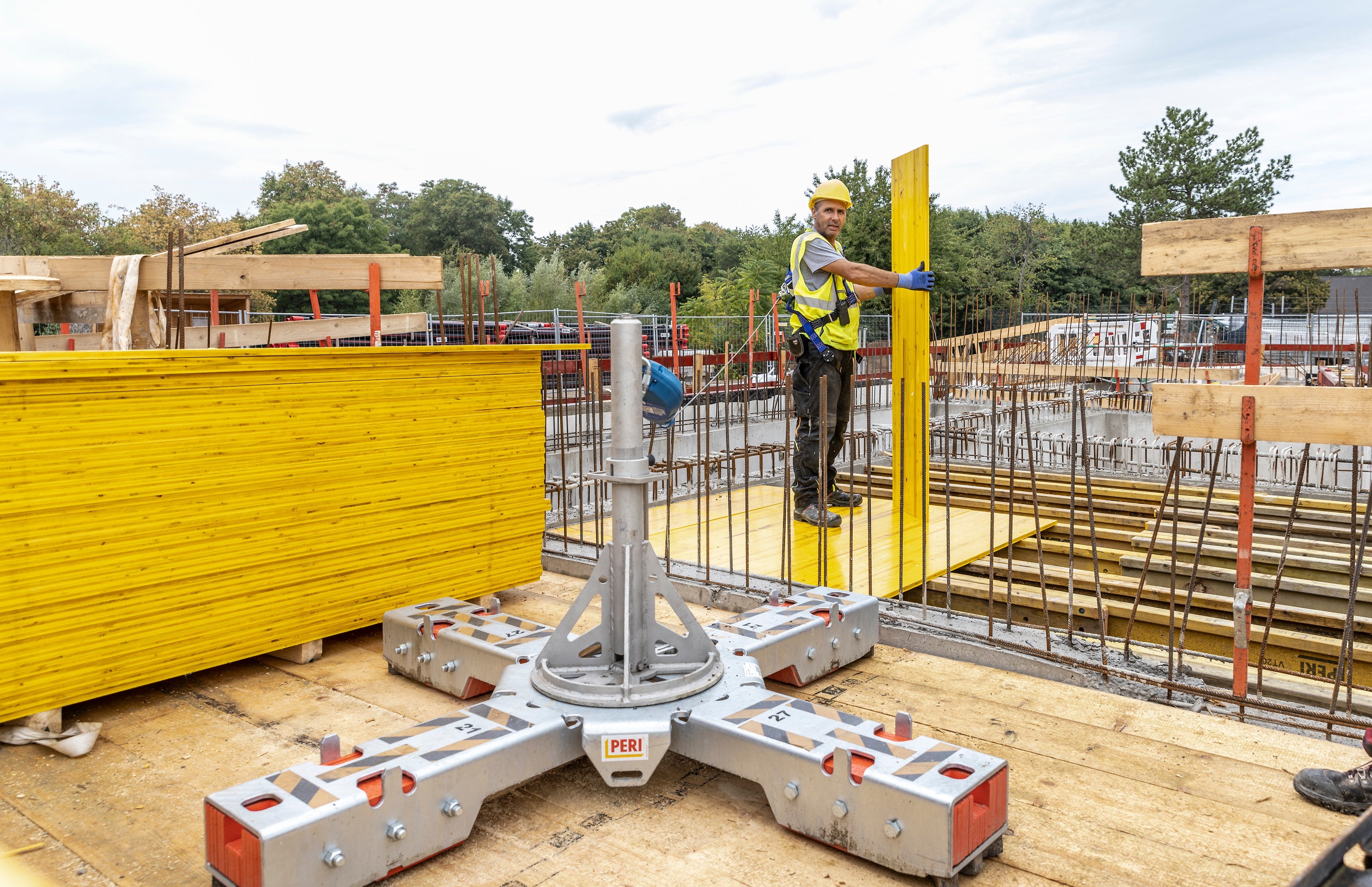 Der SKY-Anker Universal ermöglicht Ihnen sicheres Einschalen von oben und bietet einen Anschlagpunkt für eine Person mit persönlicher Schutzausrüstung. 