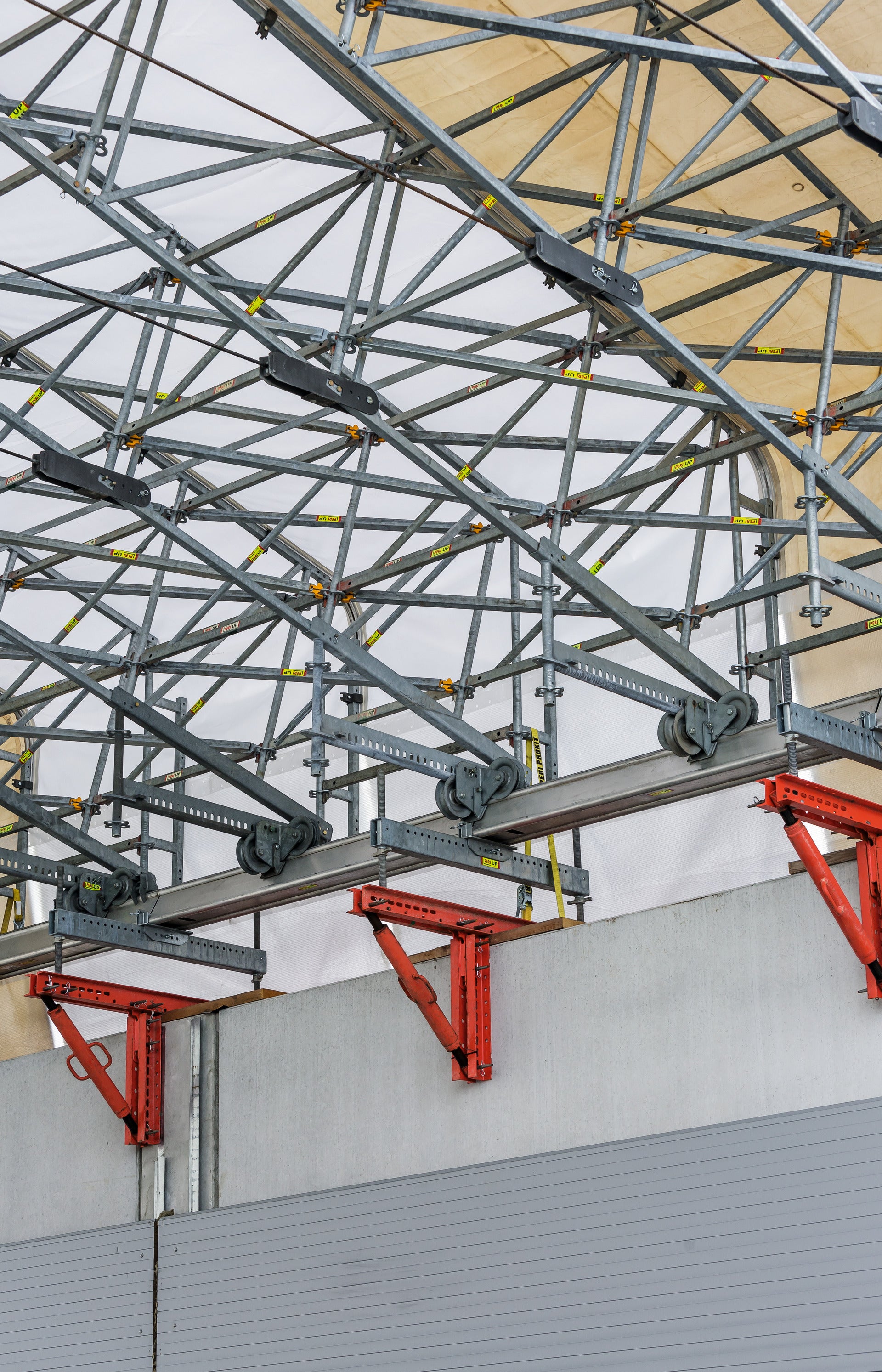 Der Aufbau des Daches in einzelnen verschiebbaren Binderpaaren erlaubt das einfache Öffnen des Daches z.B. für Materiallieferungen.<br/>