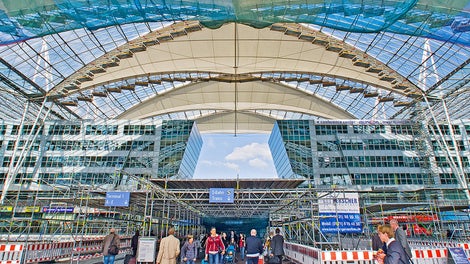 Replacing the membrane was carried out during ongoing daily airport operations. Maximum safety was ensured through a large-area protective roof construction installed at the height of the forum area in addition to the safety netting underneath the scaffolded roof sections.