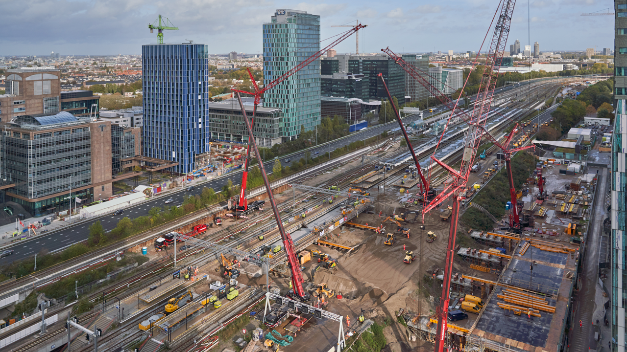 Project Zuidasdok: één van de grotere Nederlandse infraprojecten, waarbij de bereikbaarheid van Zuidas en de noordelijke randstad wordt verbeterd, zowel over de weg als met het openbaar vervoer.