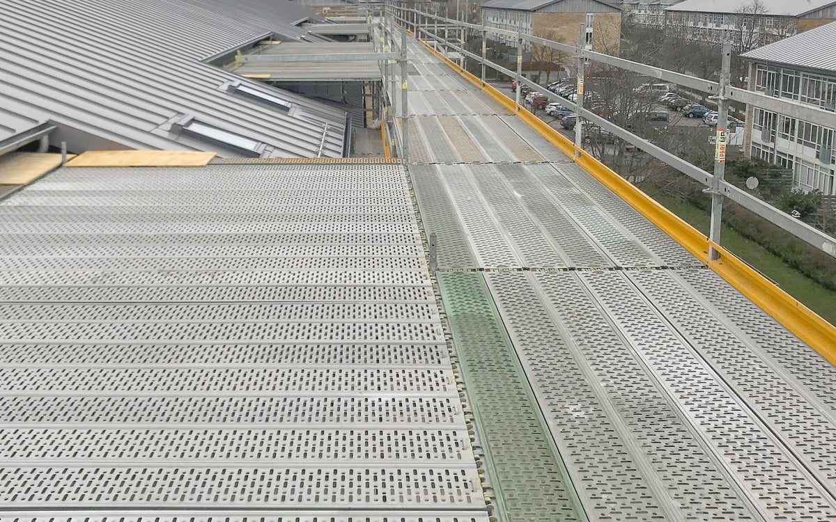 Arbejdsdæk er heldækkende uden mellemrum på stilladset PERI UP Flex