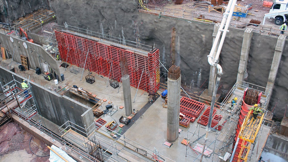 Kuvan oikealla puolella olevat 12 m korkeat pilarit valettiin PERI SRS- ja TRIO-järjestelmien yhdistelmällä. Tämän eritysratkaisun vinotukina toimi RS 1400 ja RSS-3 -tuet.