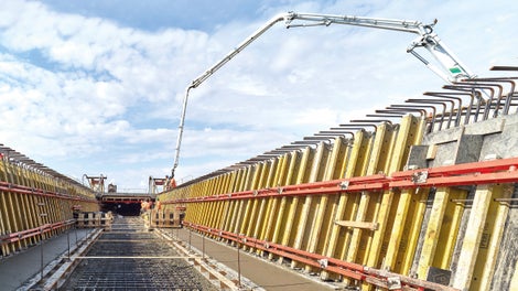 Grâce au système par poussage VARIOKIT VIL, amélioré en permanence, PERI offre une solution de coffrage pour la construction économique de coffrages extérieurs, intérieurs et de dalles pour les ponts en utilisant la méthode par poussage.