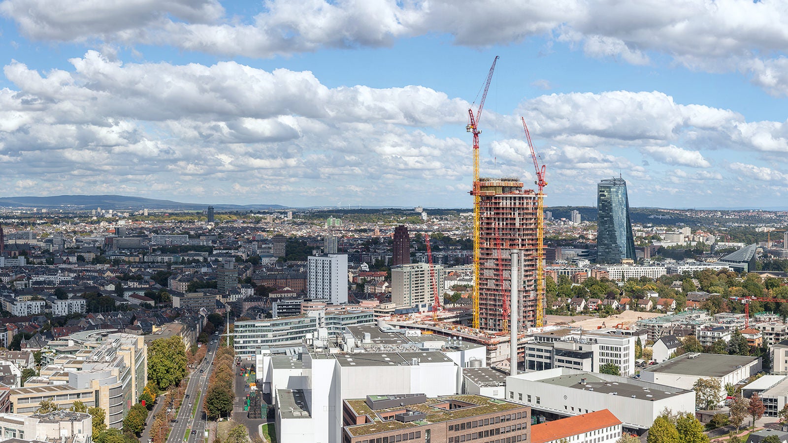 The 210 apartments of the Henninger Turm will be ready for occupancy at the beginning of 2017. The two upper floors in particular, complete with restaurant and observation deck, offer panoramic views of the Frankfurt skyline.