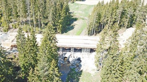 Alkuperäisen aikataulun mukaisesti siltatöille oli varattu yli puoli vuotta, josta on saatu 2-3 viikkoa pois uuden ratkaisun ansiosta.