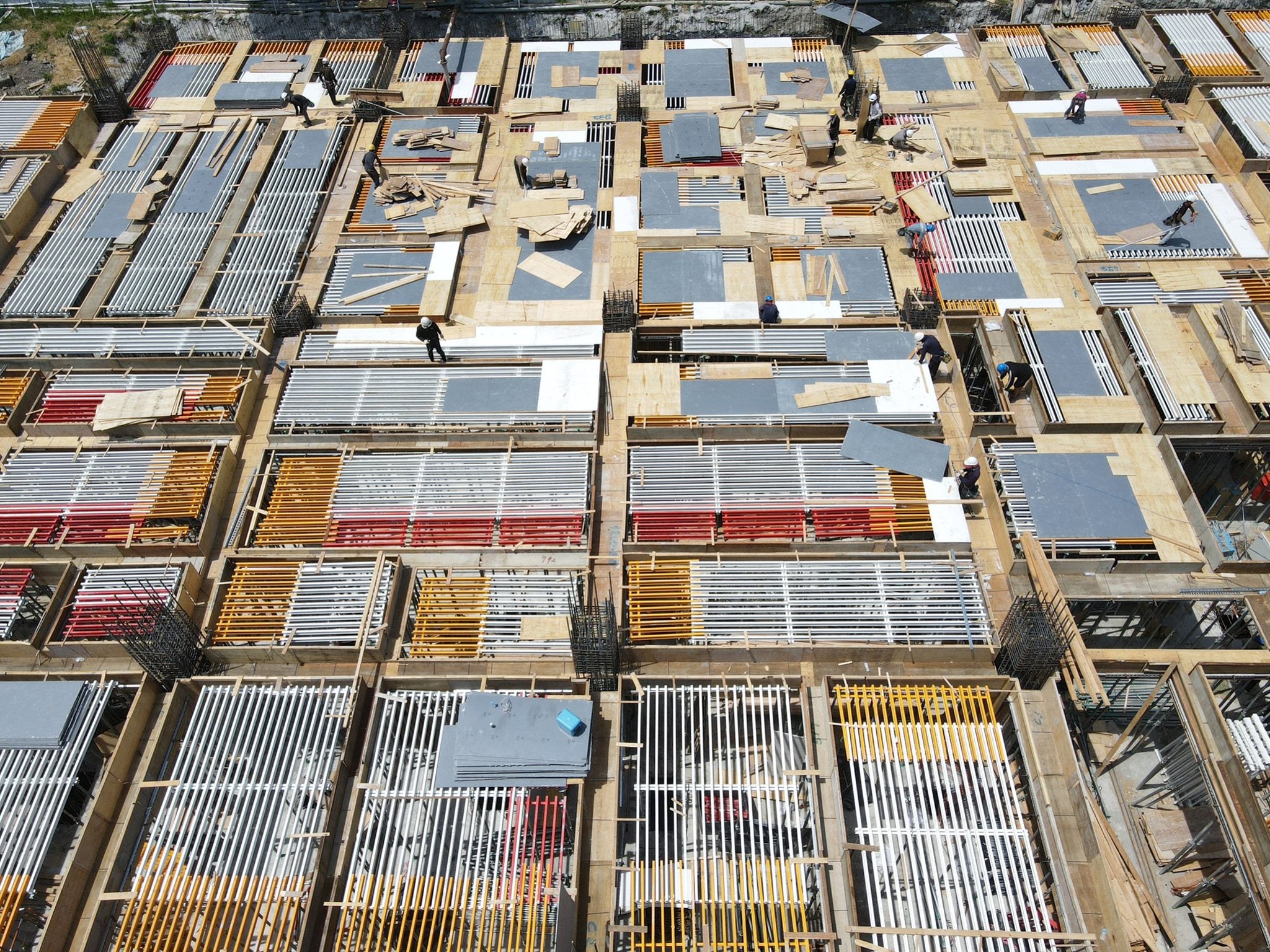 The GRIDFLEX assembly process is simple, and its components are extremely lightweight, enabling workers to safely and swiftly utilize the system on-site, access the closed girder grid to instal the desired formlining to complete the assembly process.