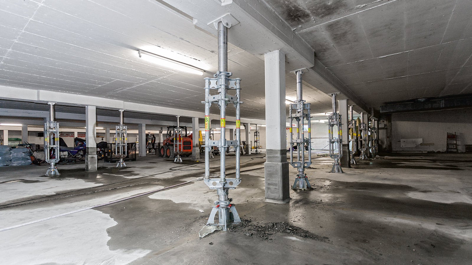 Systematic prestressing with hydraulic cylinders, e.g. for shoring in existing buildings