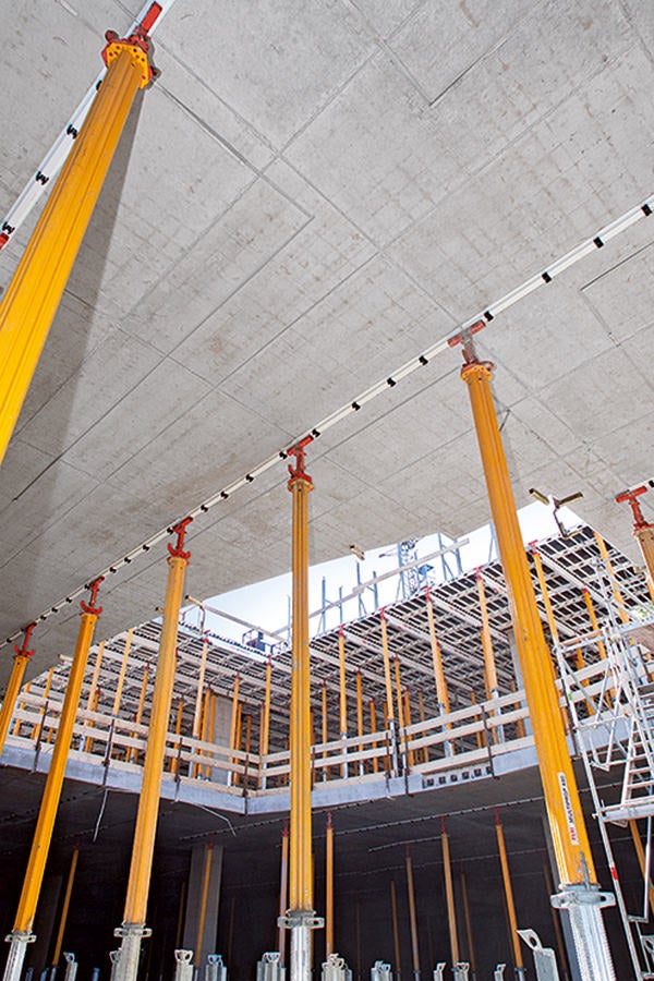 Mit dem SKYDECK Fallkopfsystem werden schnelle Schalzeiten erzielt und gleichzeitig die Materialvorhaltung minimiert – Paneele und Längsträger sind sofort frei für den nächsten Takt.