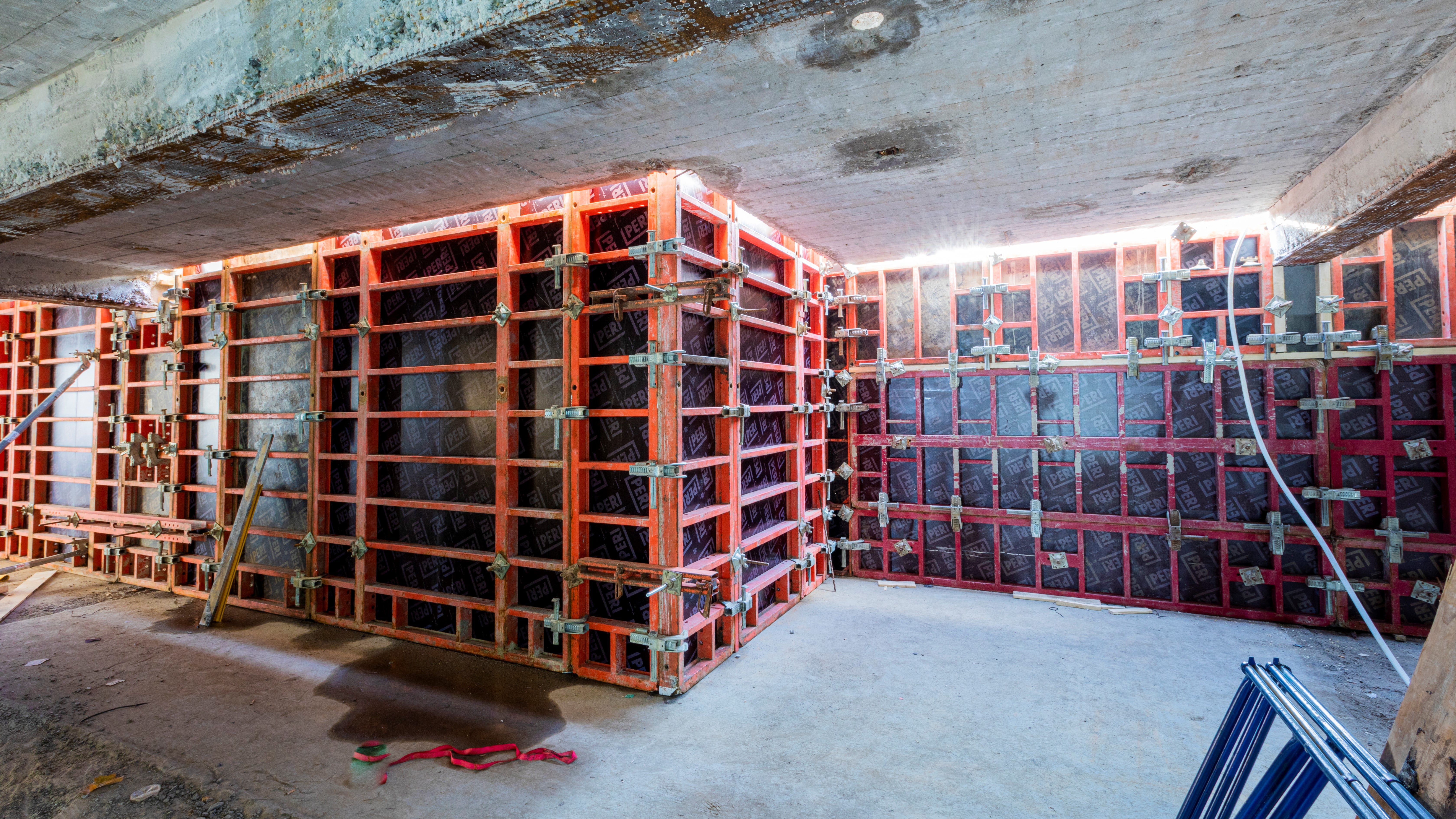 Bij de dubbelzijdige wand, die van buitenaf wel met een kraan bereikbaar was, is PERI TRIO Paneelbekisting toegepast.