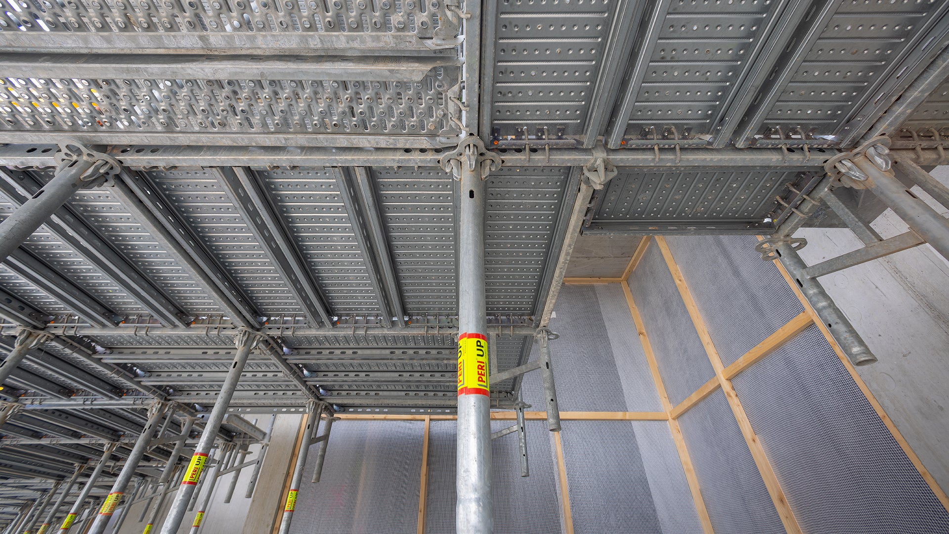 Selbst die unzähligen Innen- und Außenecken ließen sich trotz der Innenkonsolen mithilfe von standardisierten Systembauteilen ausbilden.