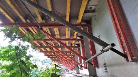 Consolas VARIOKIT permiten soportar el tablero del puente y generar una pasarela de trabajo amplia.