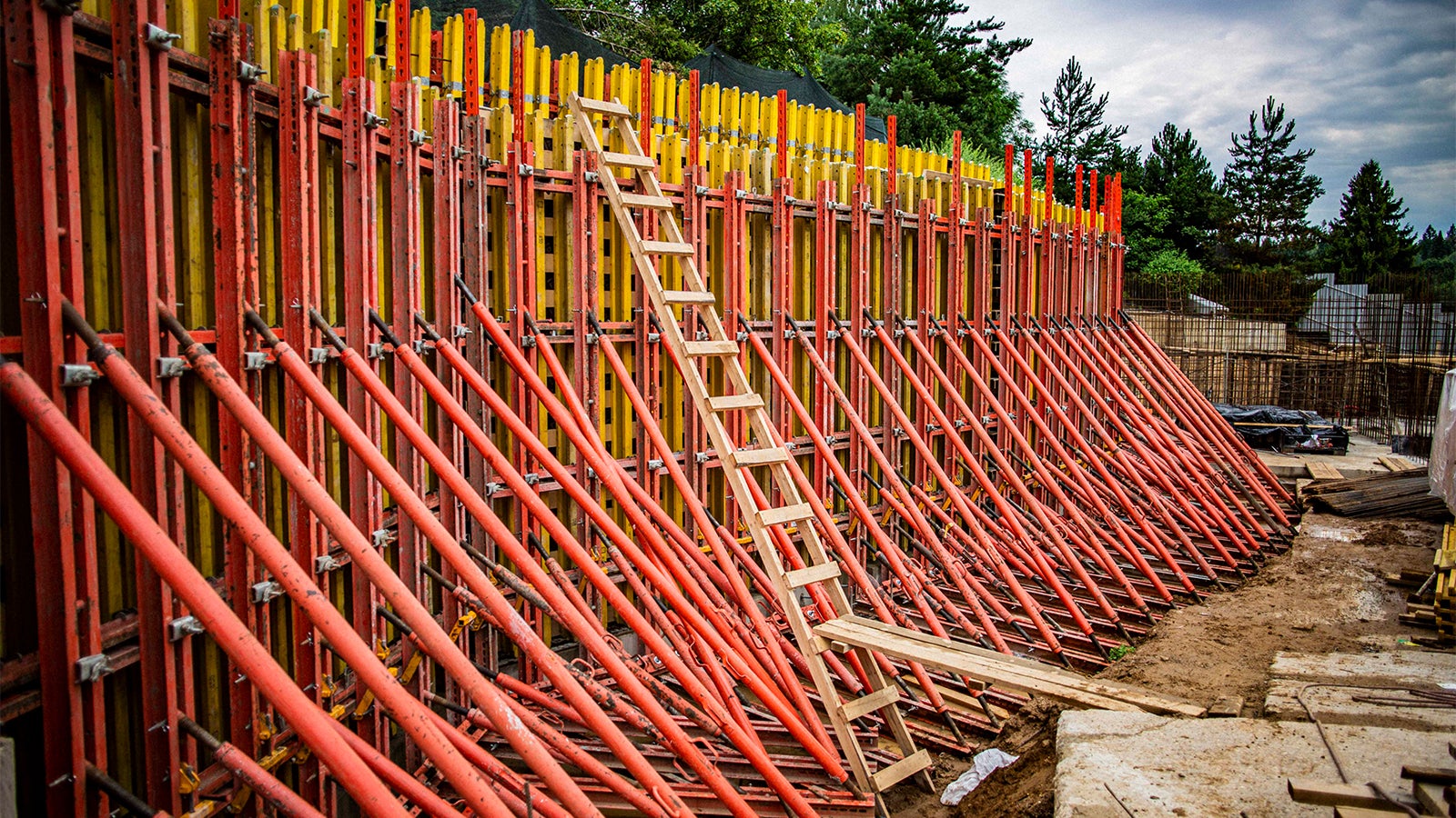 Для реализации проекта со сложной геометрией поверхности архитектурного бетона используют балочно-ригельную опалубку. 