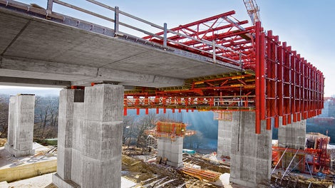 Para a realização dos componentes estruturais da ponte, a PERI utilizou principalmente sistemas modulares de construção alugáveis.
