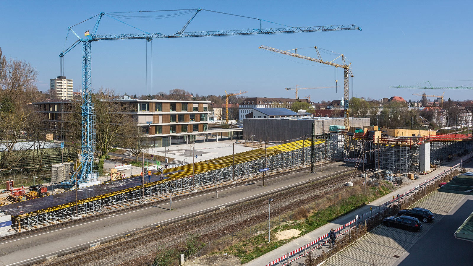 The pedestrian and cycle path bridge winds across the tracks of the Petershausen train station in Constance in the shape of a “Z“. The shell construction took only a few months.