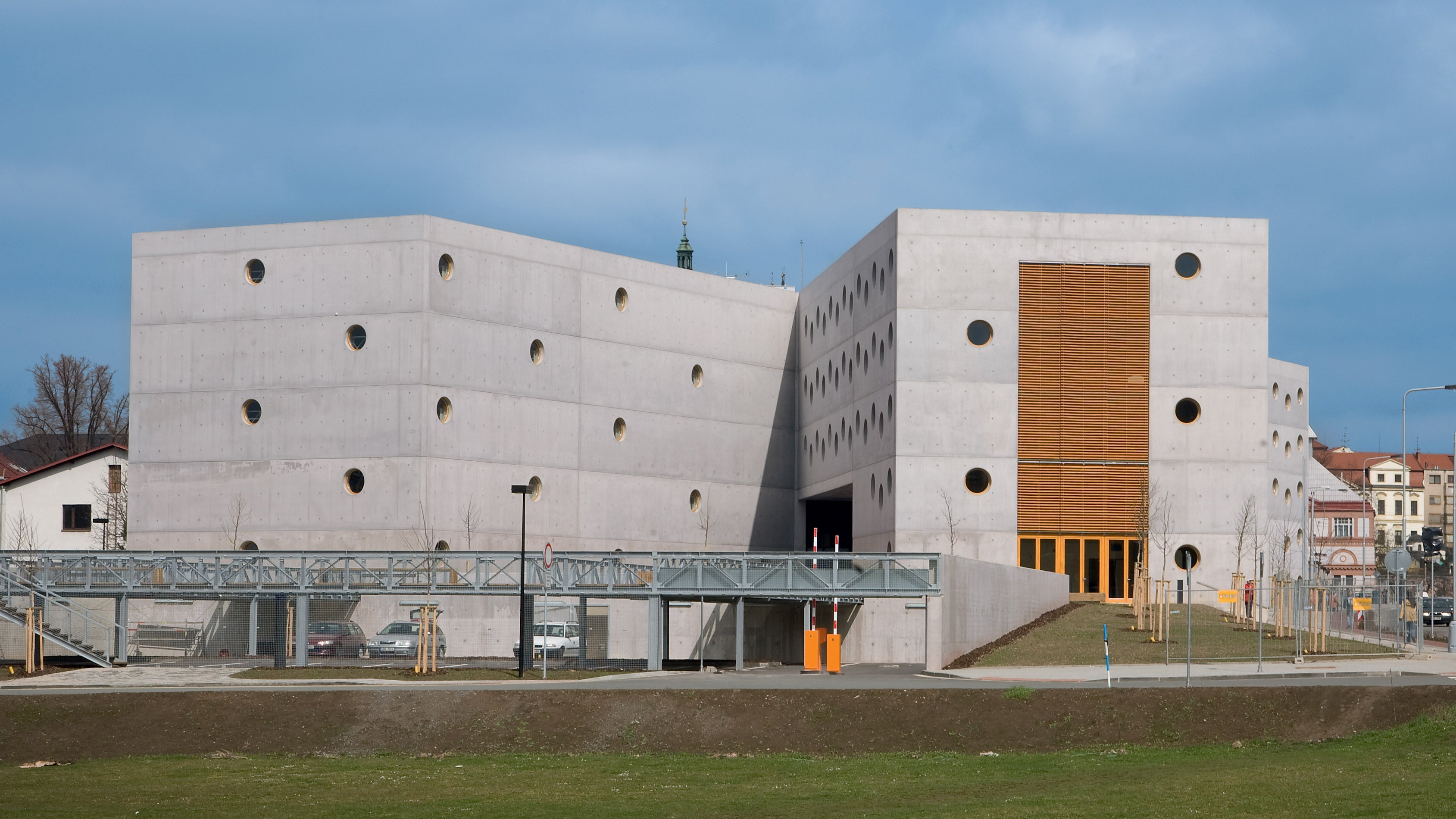 <p>Splněn&amp;iacute; nejpř&amp;iacute;sněj&amp;scaron;&amp;iacute;ch požadavků na kvalitu pohledov&amp;eacute;ho betonu. Nov&amp;aacute; budova knihovny z&amp;iacute;skala v soutěži Česk&amp;eacute; beton&amp;aacute;řsk&amp;eacute; společnosti titul "Vynikaj&amp;iacute;c&amp;iacute; betonov&amp;aacute; konstrukce".&amp;nbsp;</p><br/>