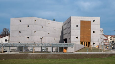 <p>Splněn&amp;iacute; nejpř&amp;iacute;sněj&amp;scaron;&amp;iacute;ch požadavků na kvalitu pohledov&amp;eacute;ho betonu. Nov&amp;aacute; budova knihovny z&amp;iacute;skala v soutěži Česk&amp;eacute; beton&amp;aacute;řsk&amp;eacute; společnosti titul "Vynikaj&amp;iacute;c&amp;iacute; betonov&amp;aacute; konstrukce".&amp;nbsp;</p><br/>