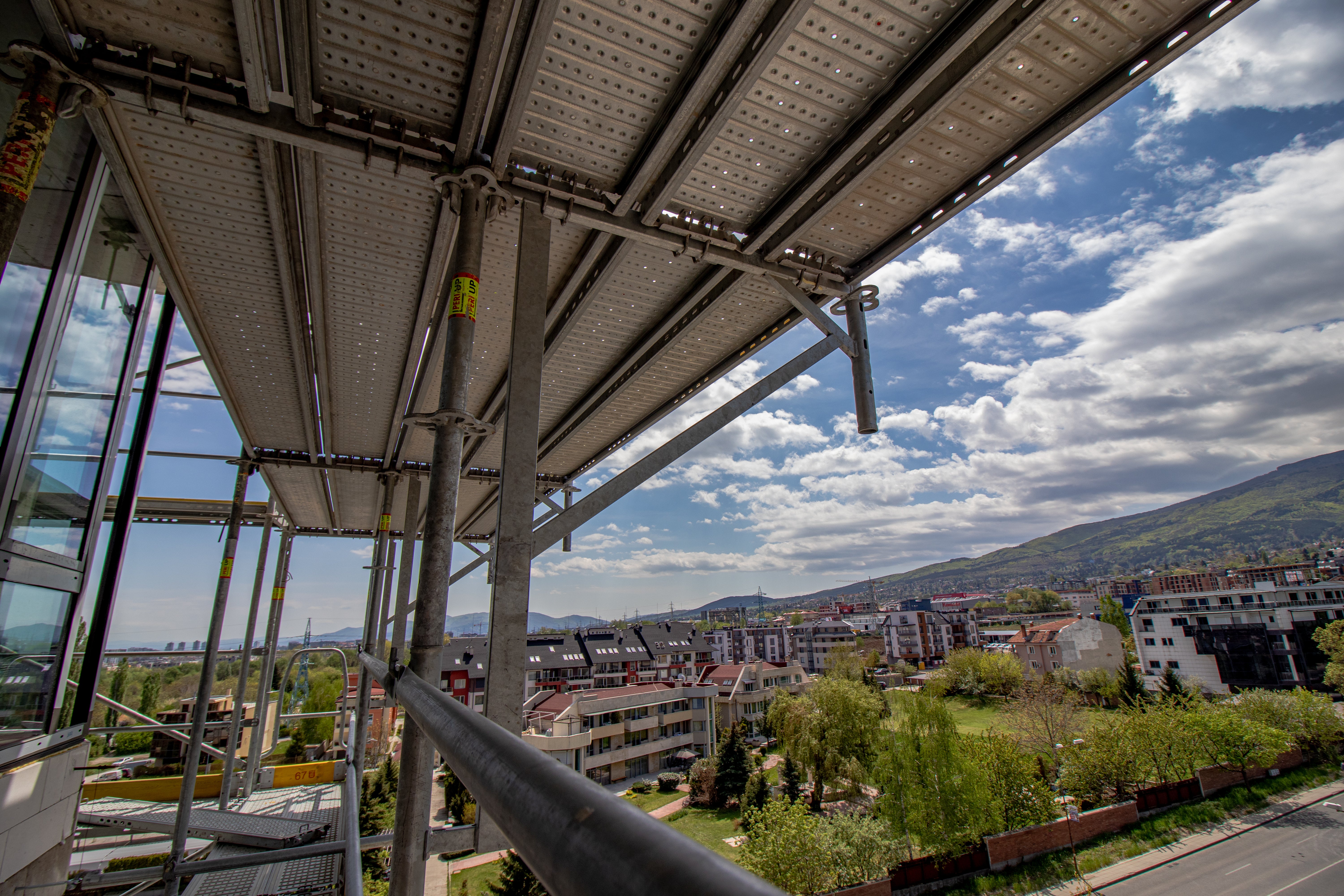 Монтирането на конзоли до 1 метър навън и към сградата позволява изграждането на платформи за комфортно обслужване на таваните при конзолно издадените части.