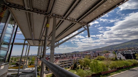 Монтирането на конзоли до 1 метър навън и към сградата позволява изграждането на платформи за комфортно обслужване на таваните при конзолно издадените части.