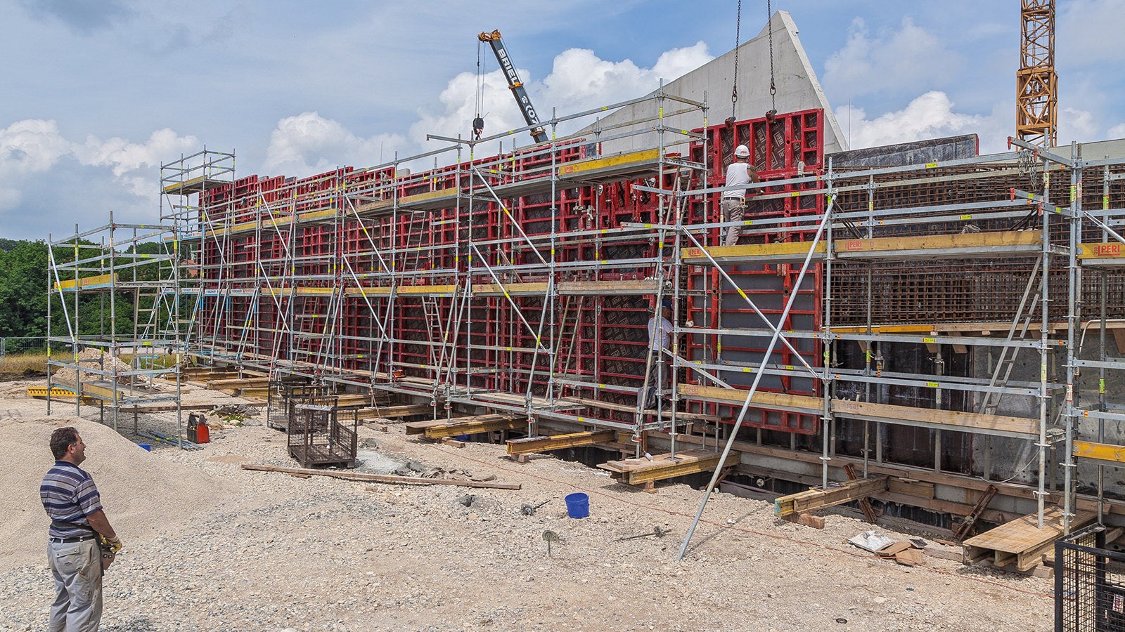 Aufgrund der einseitigen Ankerbarkeit sind die PERI UP Bewehrungsgerüsteinheiten nur auf der Schließseite erforderlich.