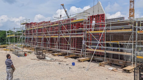 Aufgrund der einseitigen Ankerbarkeit sind die PERI UP Bewehrungsgerüsteinheiten nur auf der Schließseite erforderlich.