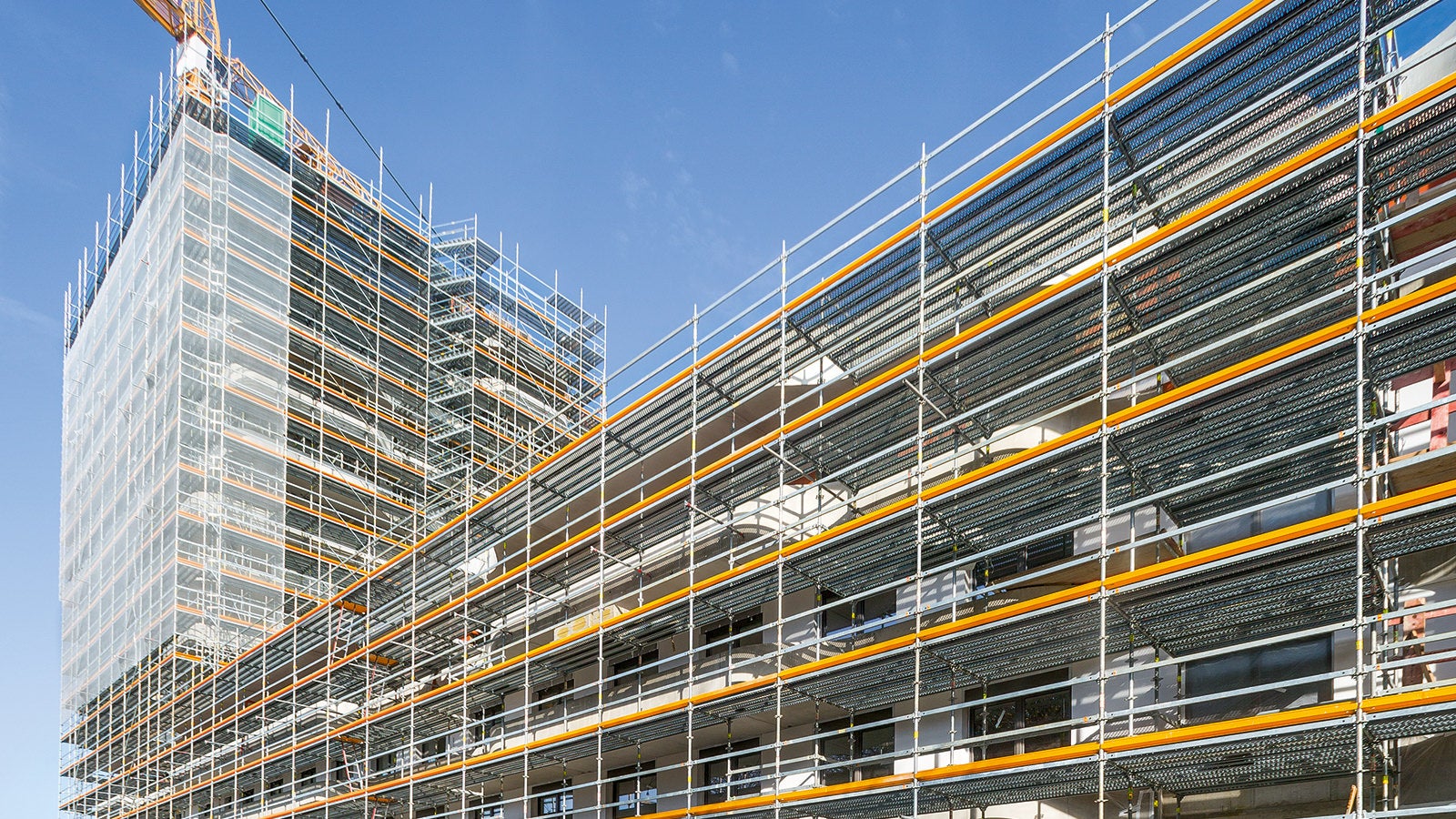 Der Rohbau des IN-Towers am Ingolstädter Nordbahnhof mit seinem L-förmigen Sockelbau und dem 50&amp;nbsp;m hohen Wohnturm wurde mithilfe einer PERI Schalungs- und Gerüstlösung in rascher Taktfolge innerhalb eines Jahres fertiggestellt.