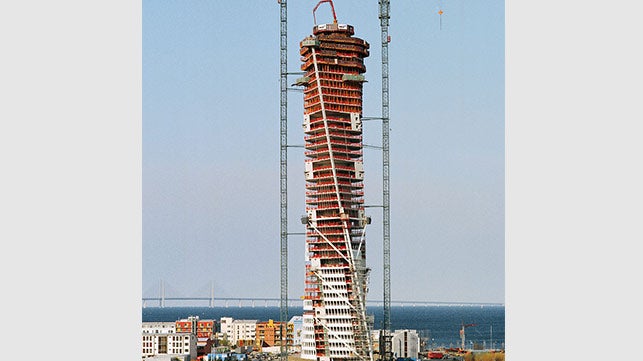<p>Der 190 m hohe B&amp;uuml;ro- und Wohnkomplex Turning Torso in Schweden verlangt aufgrund seiner Torsionsarchitektur nach einem besonders effizienten Schalungskonzept mit ACS Klettereinheiten.</p><br/>