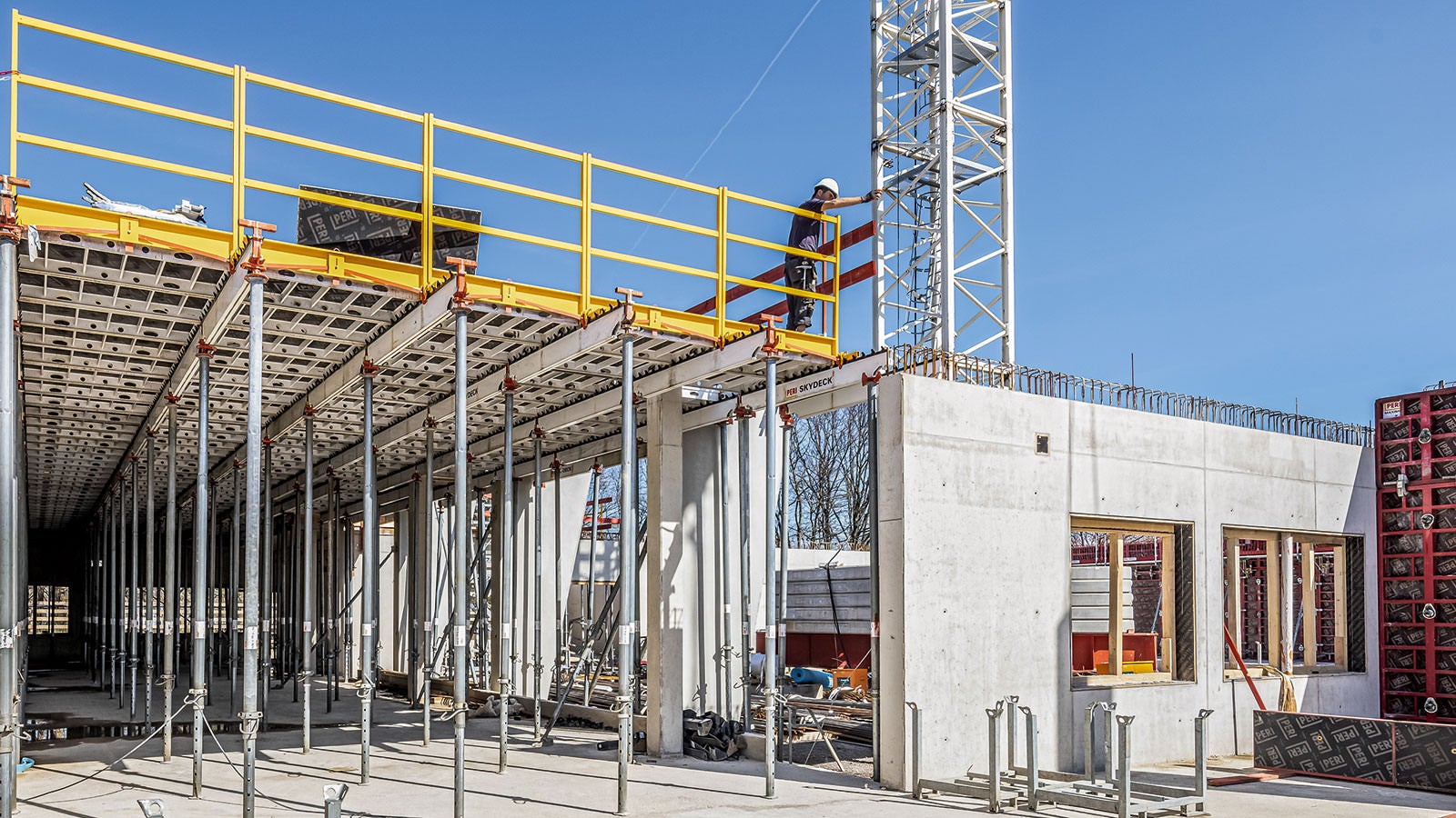 Die SKYDECK Paneel-Deckenschalung sorgt für eine hohe Zeitersparnis beim Schalen der Decken, entsprechende System-Geländereinheiten sichern die Absturzkante der eingeschalten Deckenfelder.