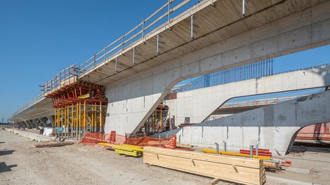 MULTIPROP tugesid iseloomustab suur kandevõime kuni 90 kN. Platvormi ehitamisel kasutati neid nii üksikpostide, kui ka tugitornide osana. (Foto: PERI GmbH)