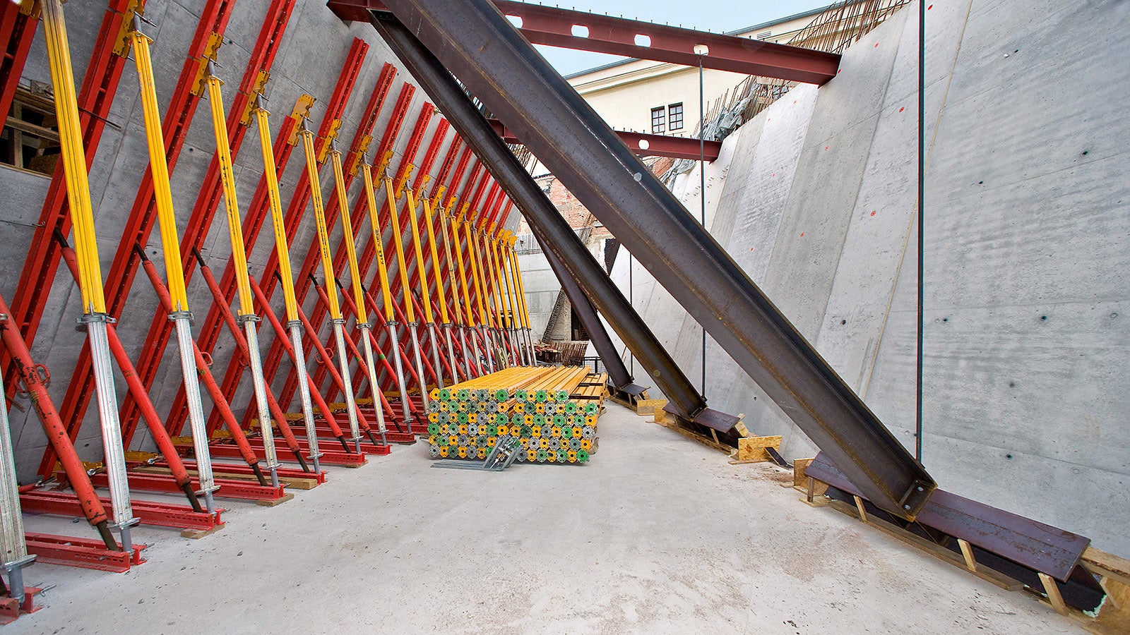 Due to static reasons, all walls and slabs had to be fully supported until construction of the concrete frame had been completed using system components taken from the PERI portfolio.