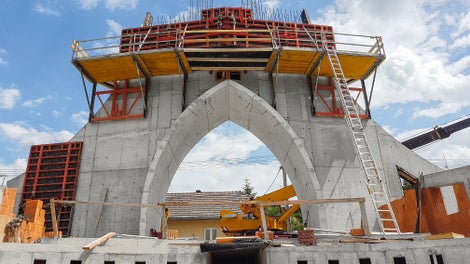 Stavba kostola v mestskej časti Žilina - Budatín vyrástla nová kaplnka s pôdorysom 17 m x 18 m, ktorej veža s výškou 24,40 m bola navrhnutá ako mierne zalomená železobetónová stena s hrúbkou 500 mm. Stavba bola zrealizovaná v štyroch záberoch systémom stenového debnenia TRIO a pomocou FB lávok.