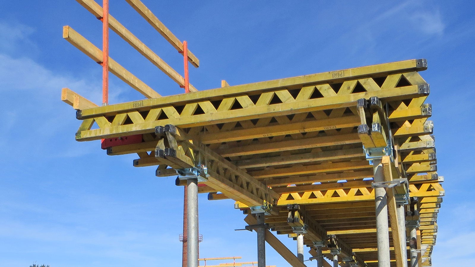 TK-pöytäpäätä käytetään PEP Ergo -teräsholvitukien kanssa.