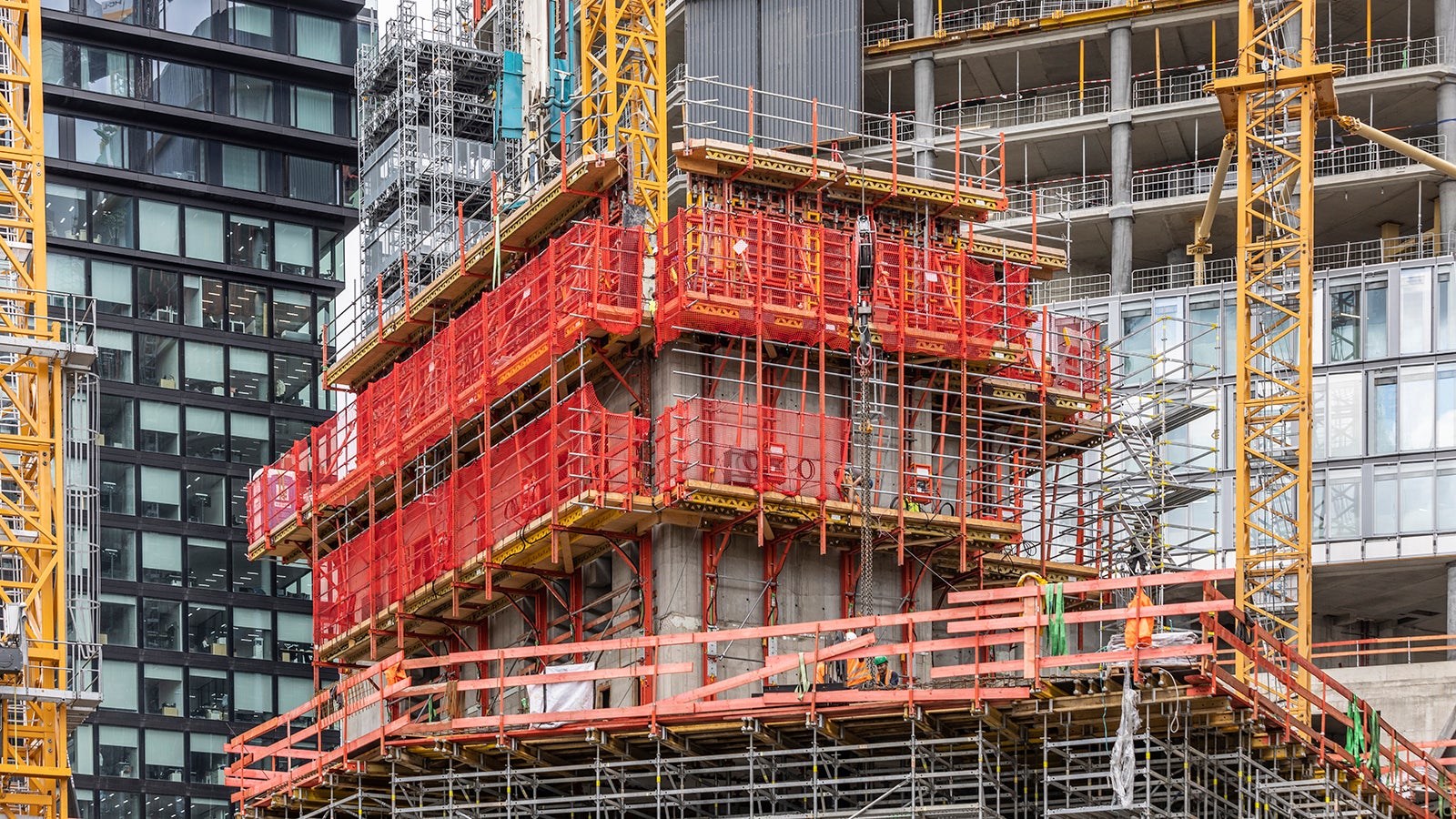 Mit dem Einsatz des RCS MAX Schienenklettersystems bei Turm T2 wurde ein besonderes Maß an Effizienz und Sicherheit ermöglicht.
