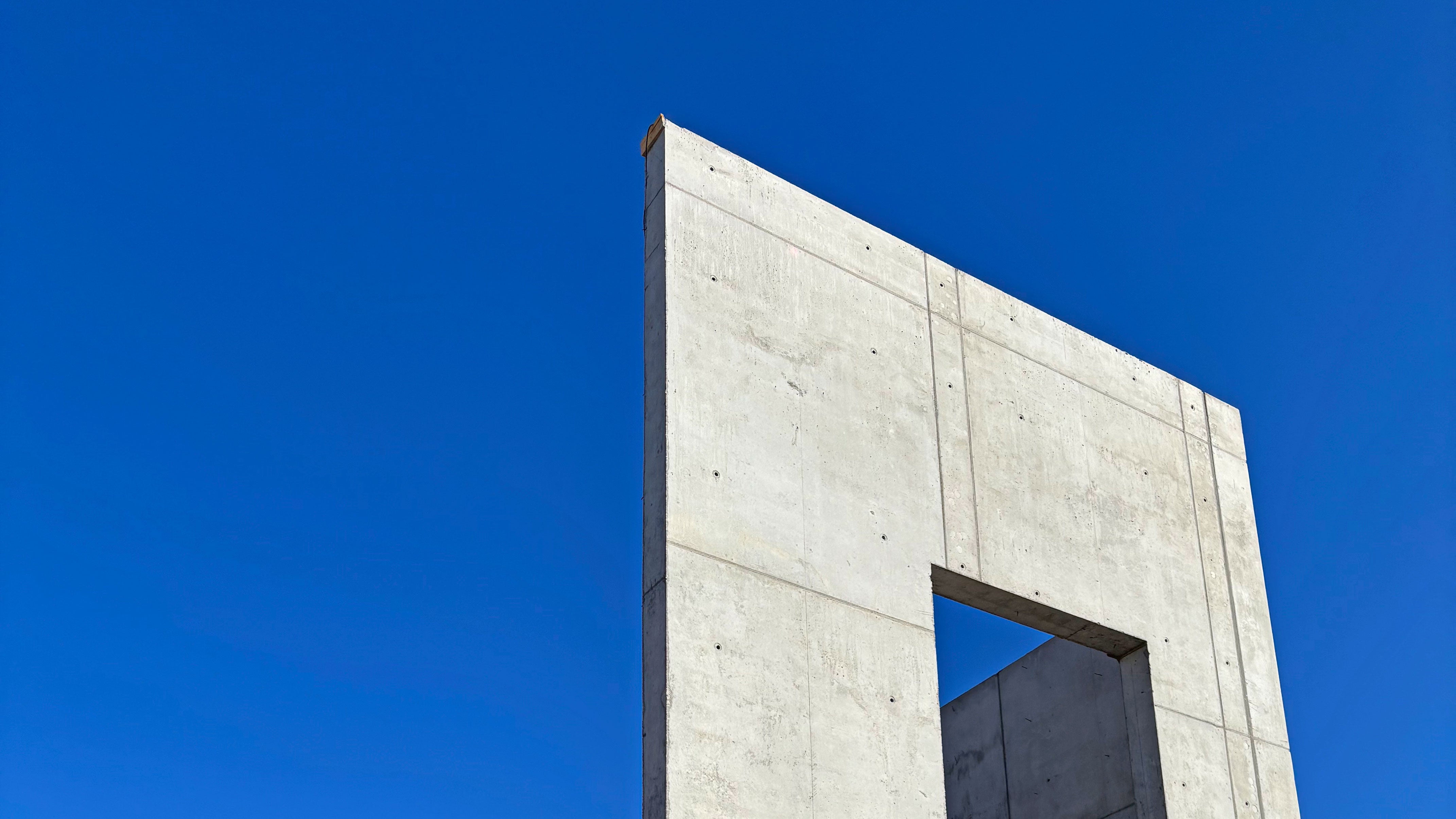 Valmis betoniseinä rakennuskohteessa. Betonirakenteen laatu muodostuu onnistuneesta suunnittelusta, betonoinnista ja jälkihoidosta.