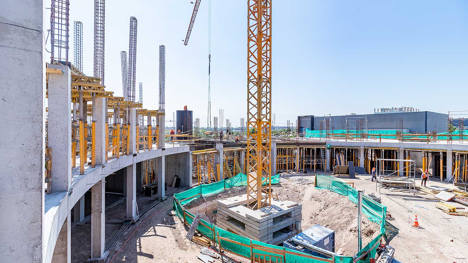 El proyecto consiste en el edificio corporativo y de producción de Floramatic, empresa que se especializa en la fabricación y distribución de sabores, fragancias y colores para las industrias de alimentos