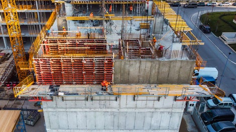 该建筑项目的特点是拥有大量的外墙结构，组合使用DOMINO墙模系统与FB可折叠式平台系统为外墙结构提供施工方案。