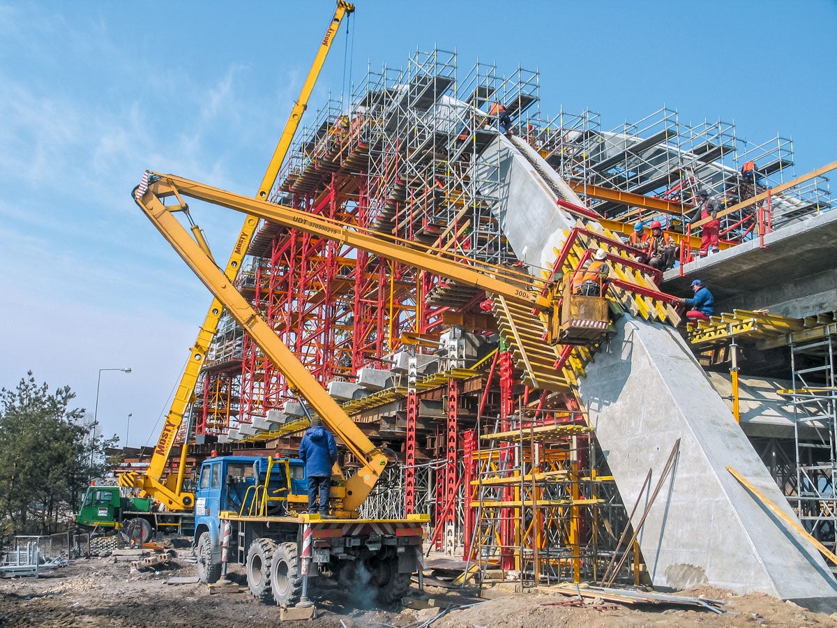 Prefabrykowane elementy łuku ustroju nośnego były scalane monolitycznie w tzw. "zamkach".