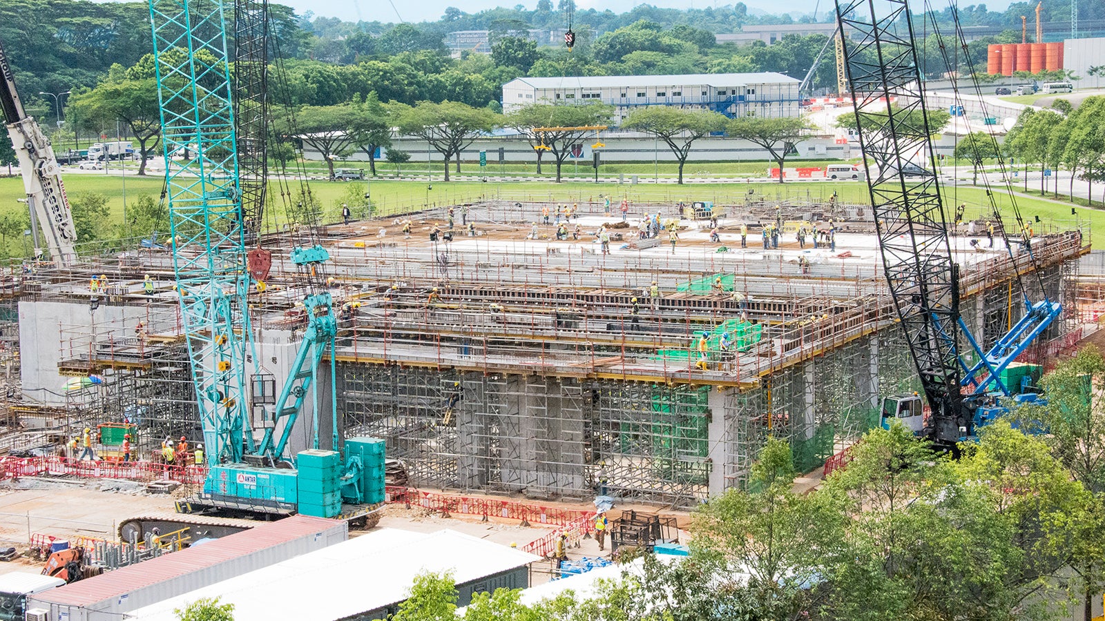 An overview of Data Centre jobsite, with PERI UP Rosett Flex which are highly visible.