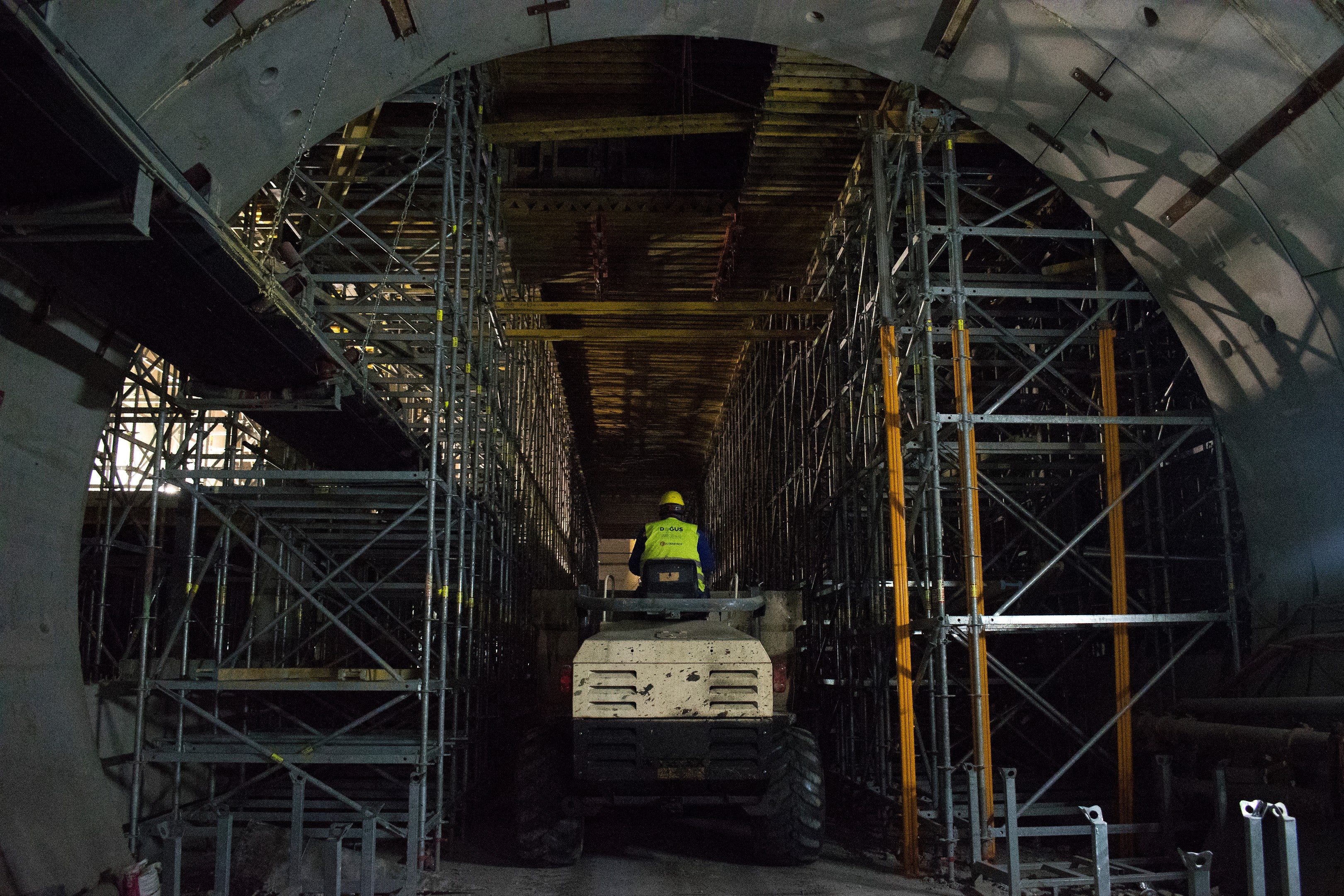 Непрекъснат трафик през подпорното скеле, дори по време на бетонирането на плочата