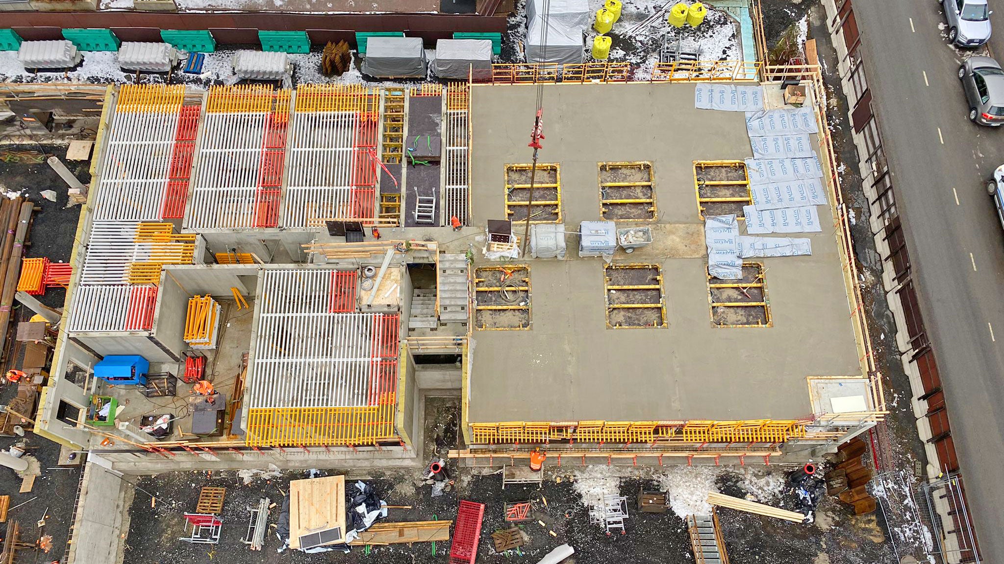 GRIDFLEX ei vaadi erillistä putoamissuojausta asennusvaiheessa. Eelementin päälle asennetaan muottilevy, joka voi GRIDFLEX-järjestelmää käytettäessä olla ohuempi ja edullisempi vaihtoehto kuin perinteisen vakiopalkkimuotin yhteydessä käytetty. Toistuvat asennusvaiheet tekevät muotituksesta nopeaa.