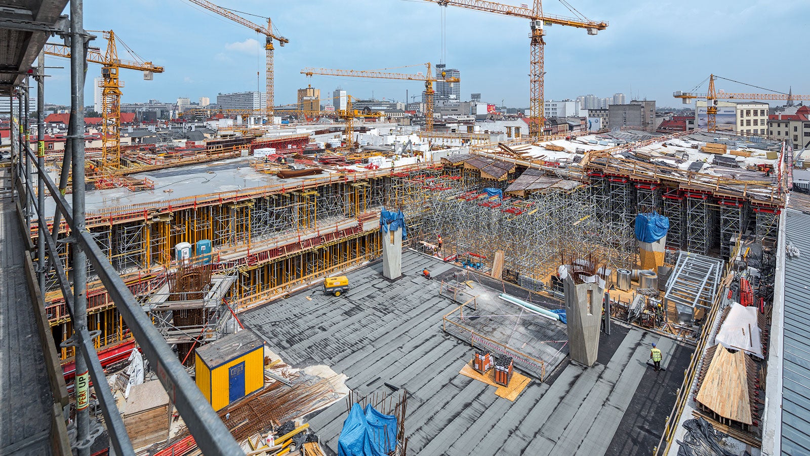 Dzięki wiedzy i doświadczeniu pracowników PERI zakres inwestycji oraz skomplikowanie konstrukcji żelbetowych nie stanowiły problemu dla wykonawcy.<br/>