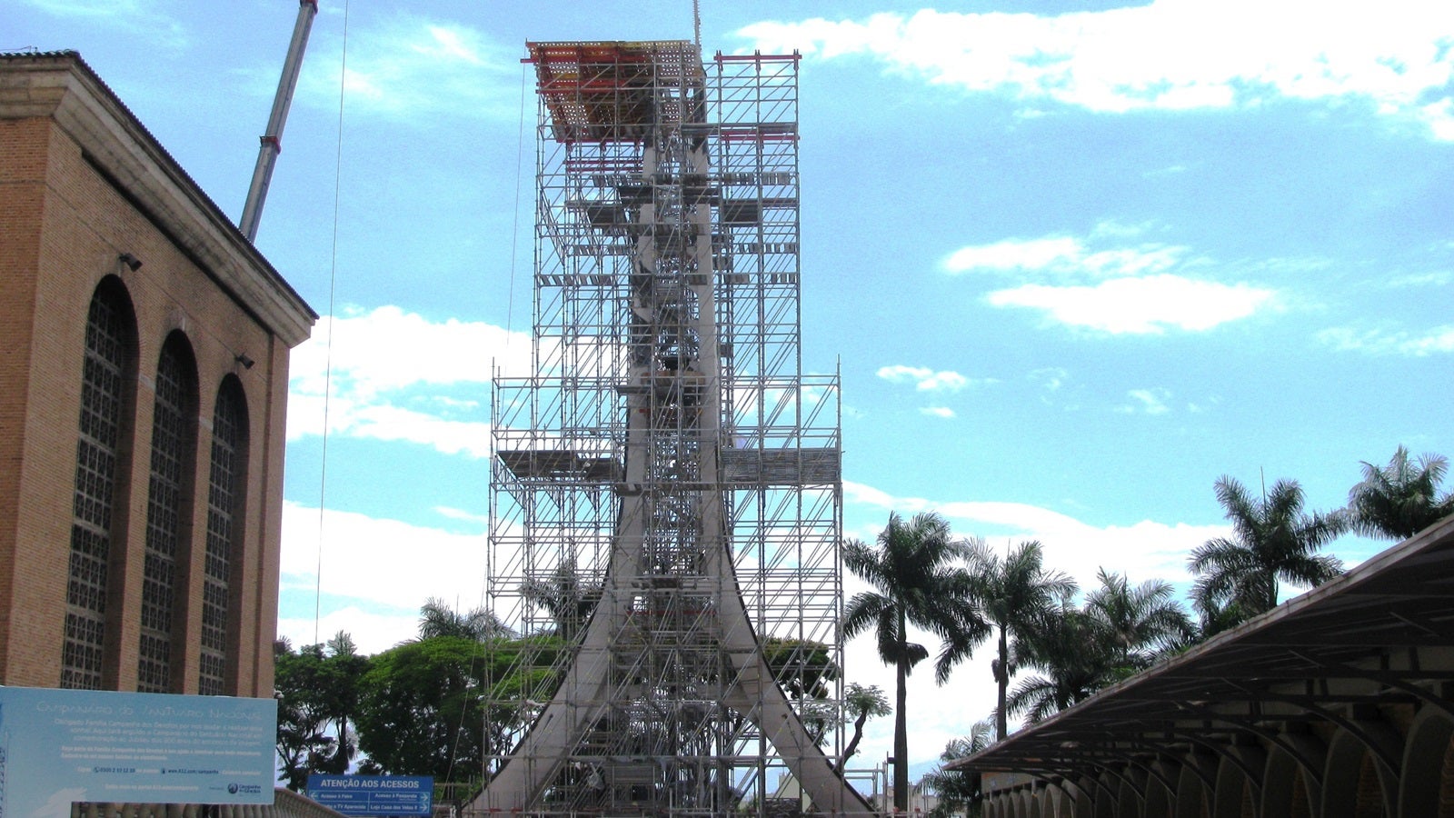 Andaime PERI UP montado para auxiliar na estruturação das formas VARIO e também utilizado como plataforma de trabalho