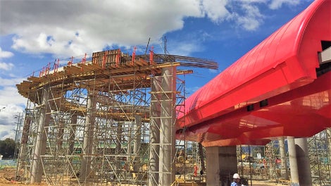 El soporte debía adaptarse sin importar la geometría en planta de las vigas de concreto de cubierta, para ello se usó el sistema PERI UP, su gran versatilidad y alta capacidad de carga permitió realizar el trabajo sin inconveniente.