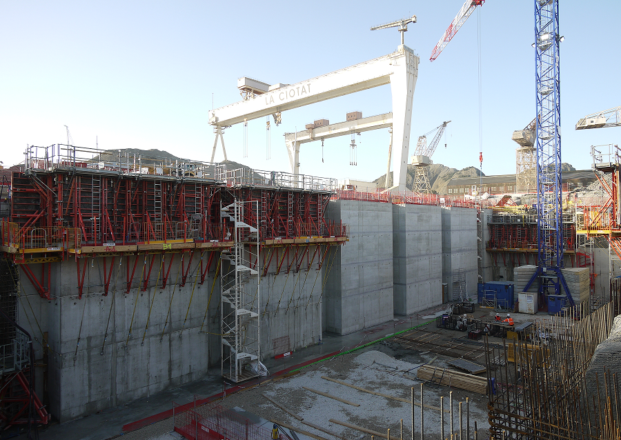 La Ciotat Shipyards : ascenseur à méga yachts, avec coffrages TRIO MXP 1 face et fermes SB, consoles grimpantes barrage SCS.<br/>(Photo : PERI France)<br/>