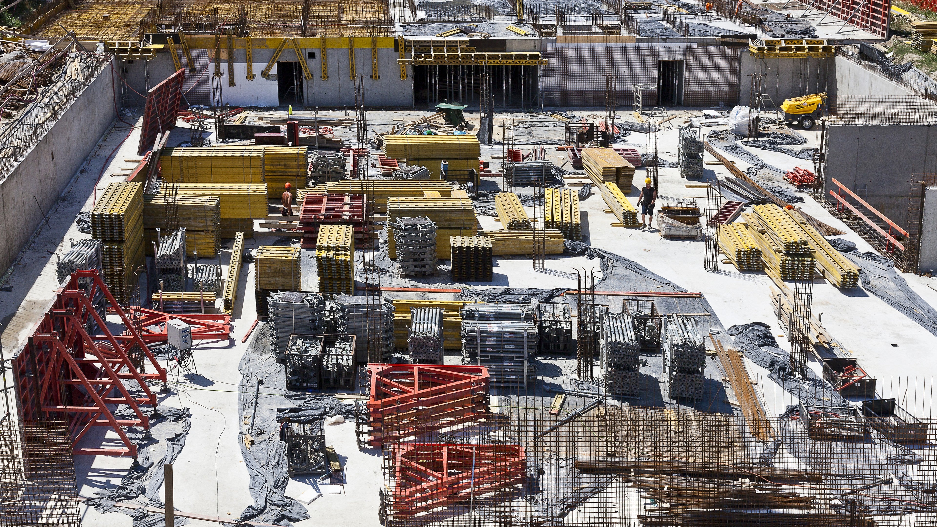 Projekt pozostáva z dvoch objektov, pričom jeden z nich má 10NP a druhý 5NP. Každý objekt má v podzemí parkovací dom pre 111 bytov vo vyššej budove a v nižšej budove pre 22 bytov.