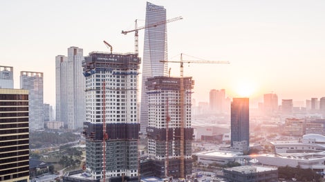 Only a few kilometres away from the South Korean capital Seoul, two new 140 m high luxury residential towers were built under strict safety requirements and within a tight construction time. PERI met the demand for efficient construction as well as low personnel costs with the new and innovative RCS MAX Rail Climbing System. A premiere, because RCS MAX was used here for the first time on South Korean soil.