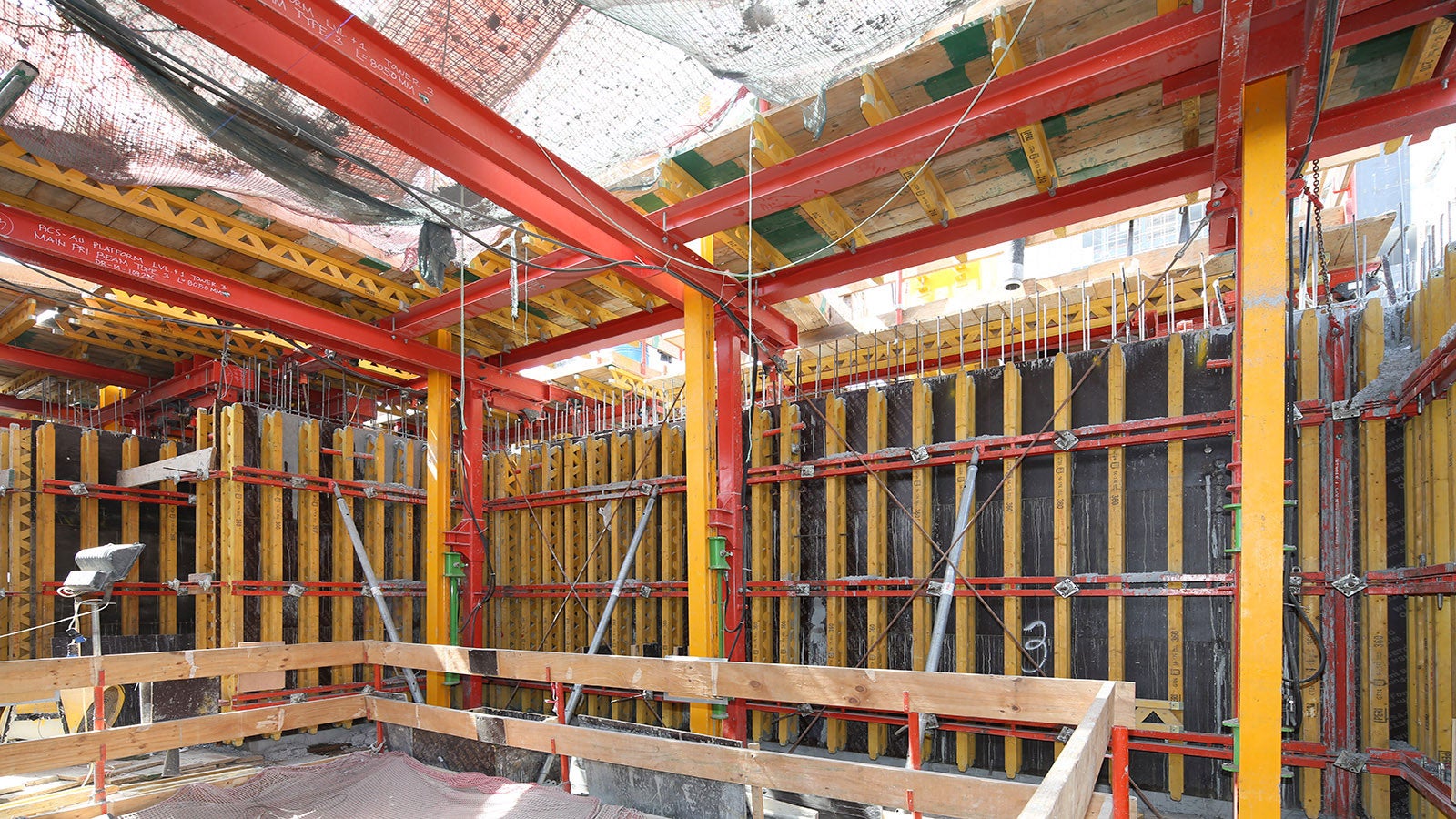 Efficient sequence of operations from floor to floor allowing high level of productivity and short cycle times using PERI hydraulic climbing system. 