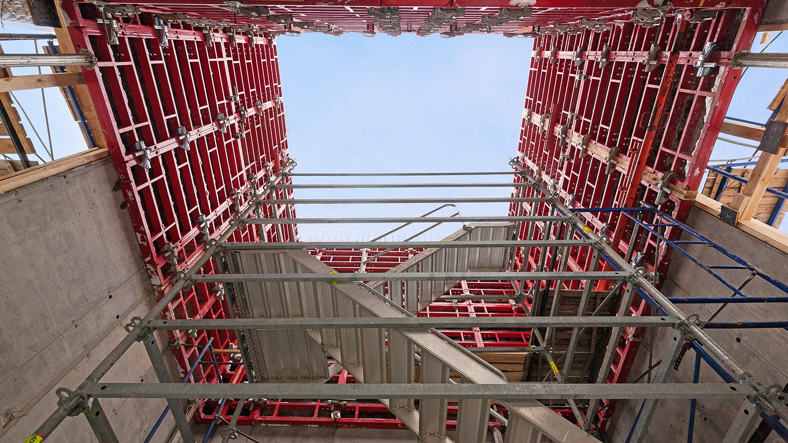 Шахтный элемент TRIO MR отводит опалубку на 30 мм внутрь. Таким образом, щиты выводятся из шахты без переклинивания.