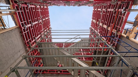 Шахтный элемент TRIO MR отводит опалубку на 30 мм внутрь. Таким образом, щиты выводятся из шахты без переклинивания.